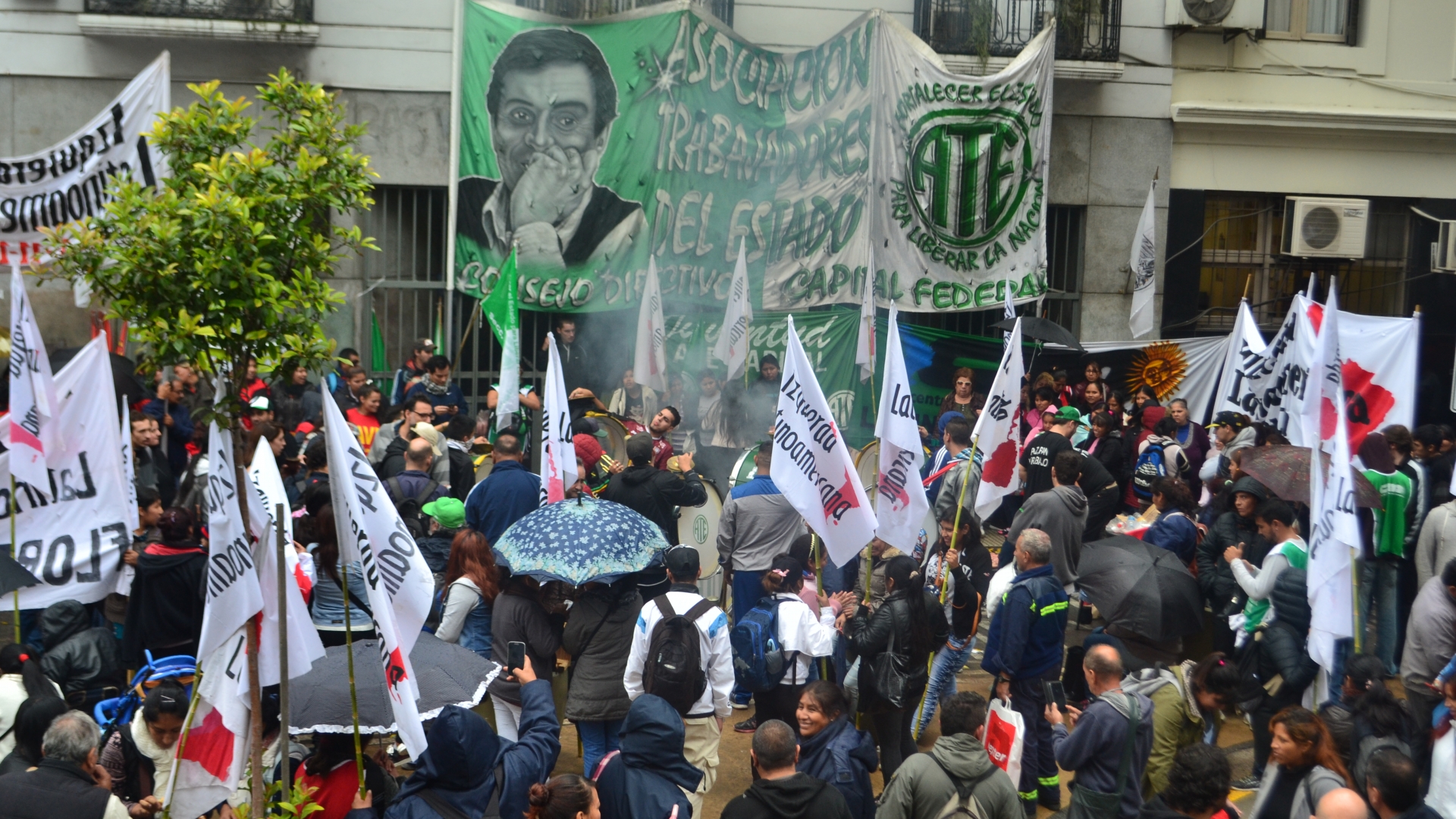 Trabajadores estatales realizaron una permanencia pacífica en Hacienda en reclamo de paritarias
